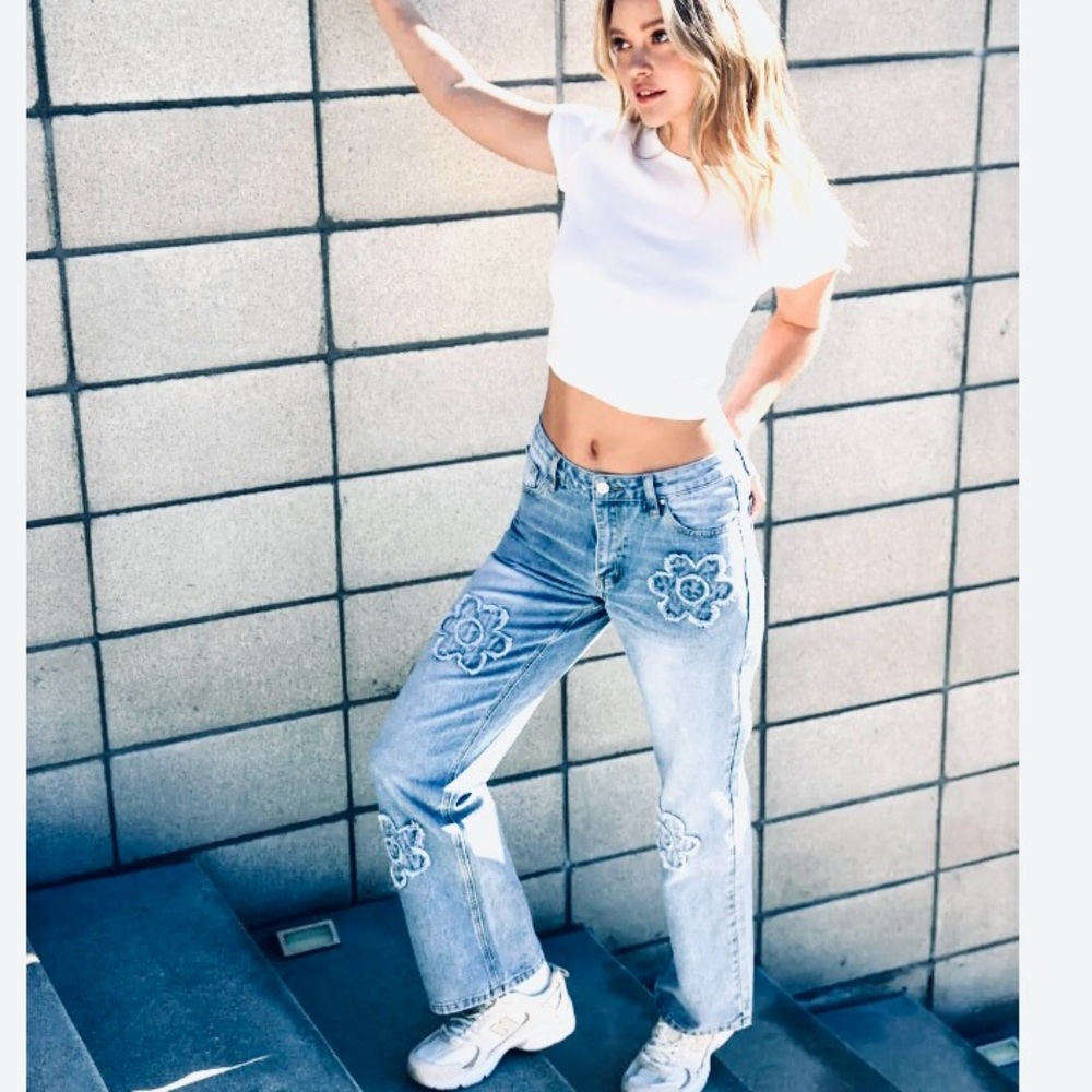 Daisy Embroidered Low Rise Baggy Jeans - Light Wash